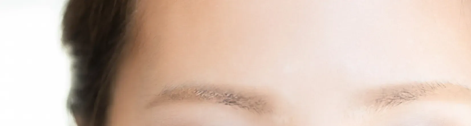 ズームアップされた眉毛