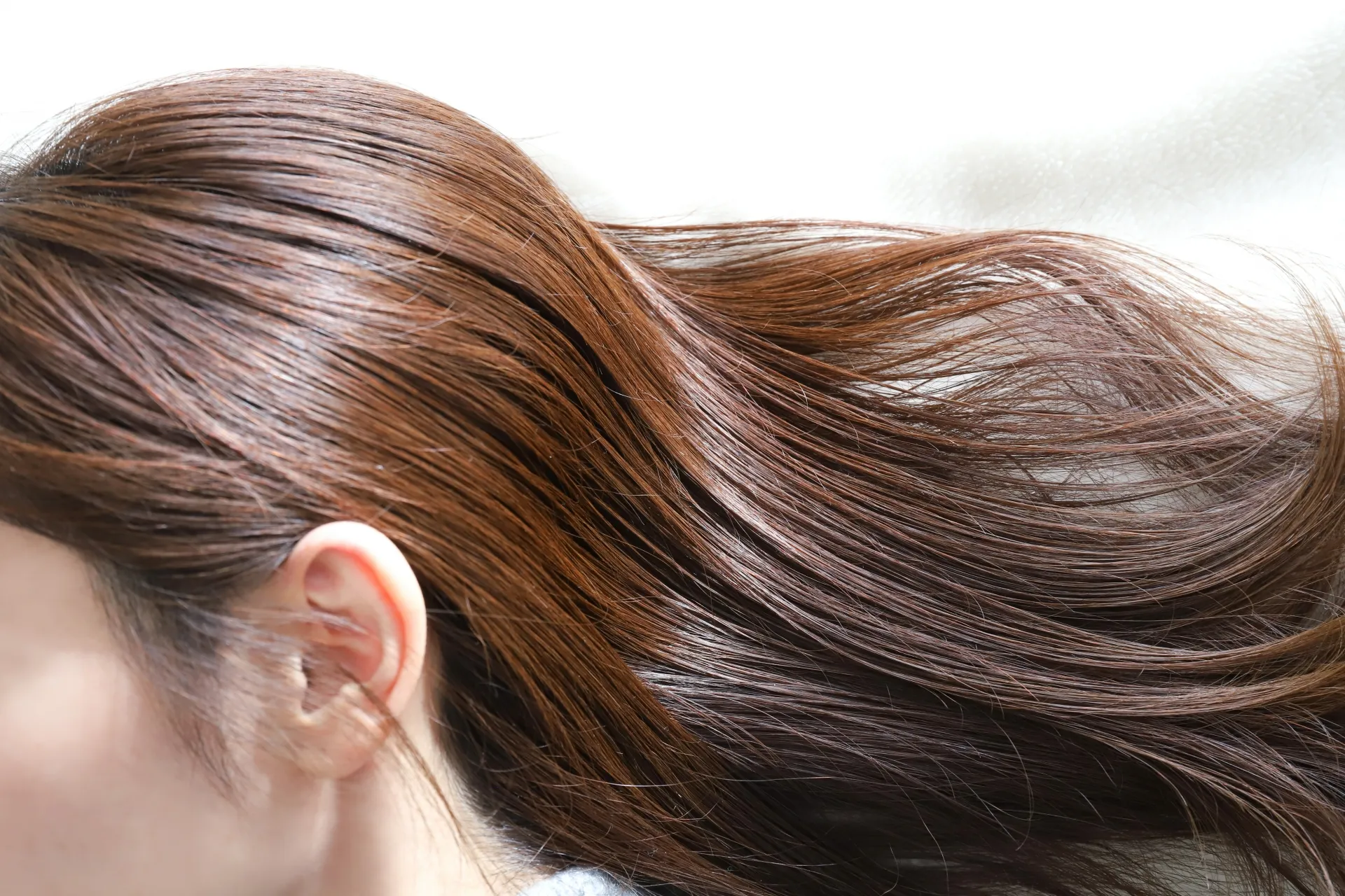 女性の長くて美しいなびく髪